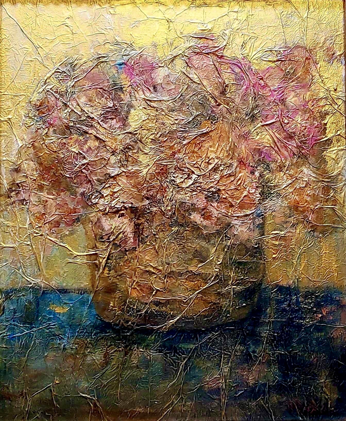 Nature morte hydrangées toile texturée et lumineuse créant une ambiance chaleureuse et ancienne avec des teinte d’or et de bronze